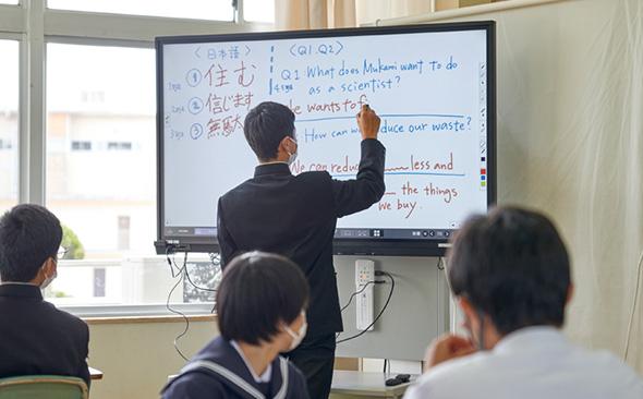 写真：電子黒板を活用