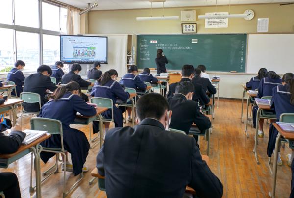 写真：教室内の電子黒板