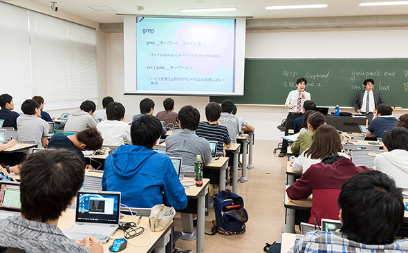 写真：自ら組み立てたレッツノートPCを使用して授業を受ける学生達