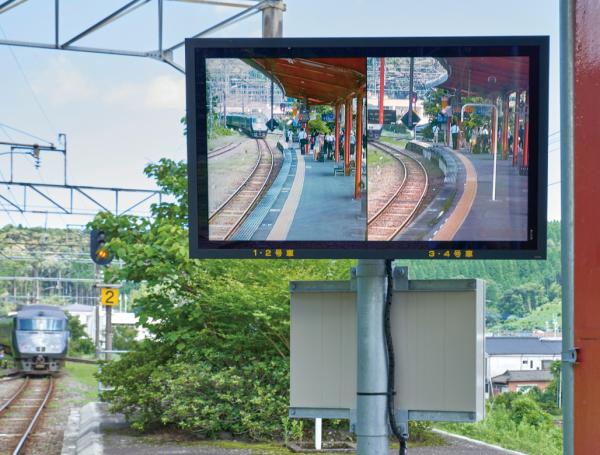 写真：明るい屋外環境でも十分な視認性を確保している（霧島神宮駅）