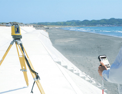 写真：測量・建設現場での情報確認に