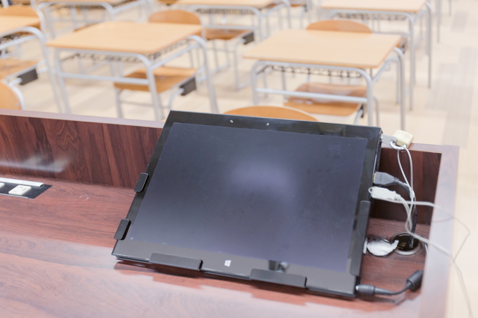 写真:専用のタブレットでシステムの一括操作が行える