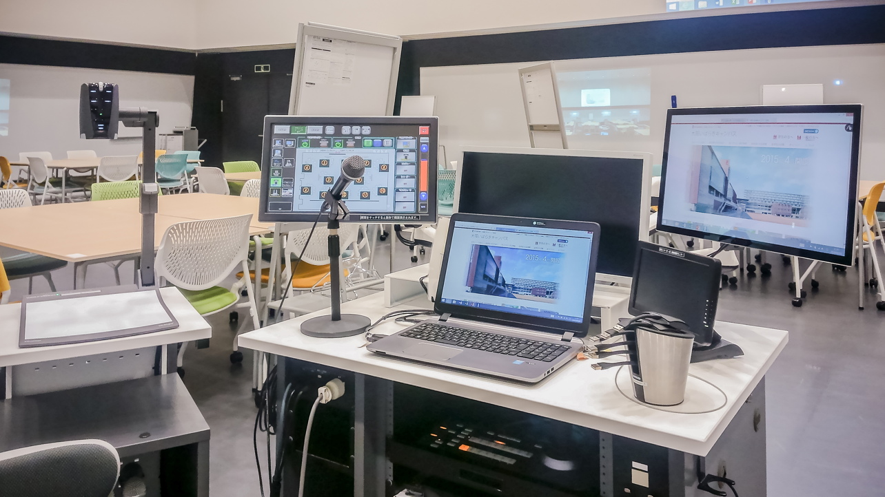 写真:L. AV操作卓を教室中央に設置