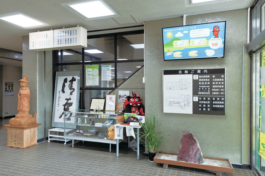 写真:野田村役場エントランスに設置されたデジタルサイネージ