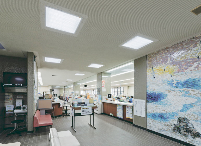 写真:省電力のLED照明に一新された村役場庁舎
