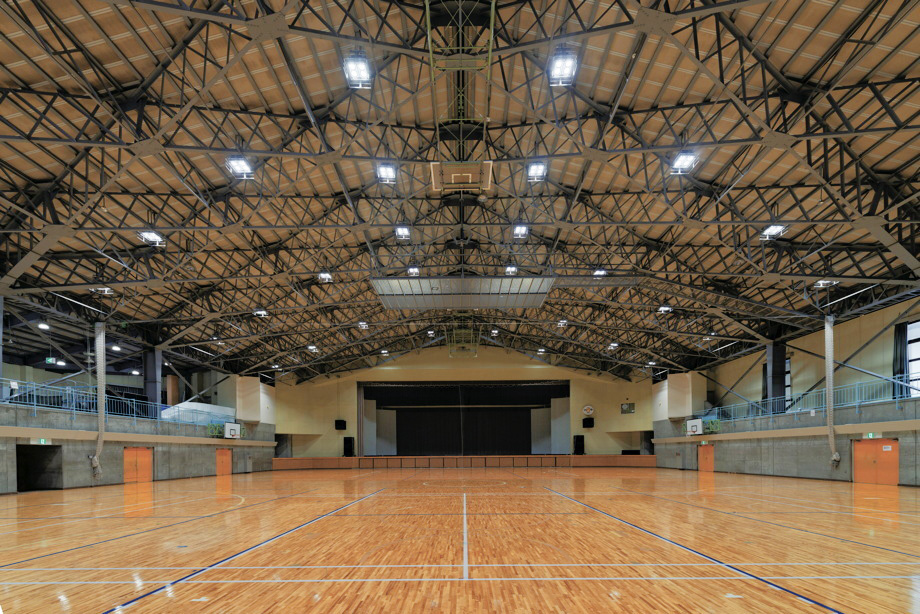 写真:体育館に設置された高天井用LED