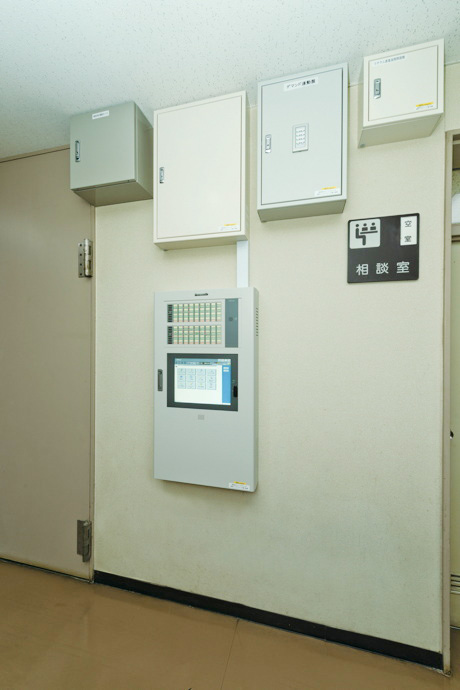 写真:村役場の照明制御盤、電力測定器