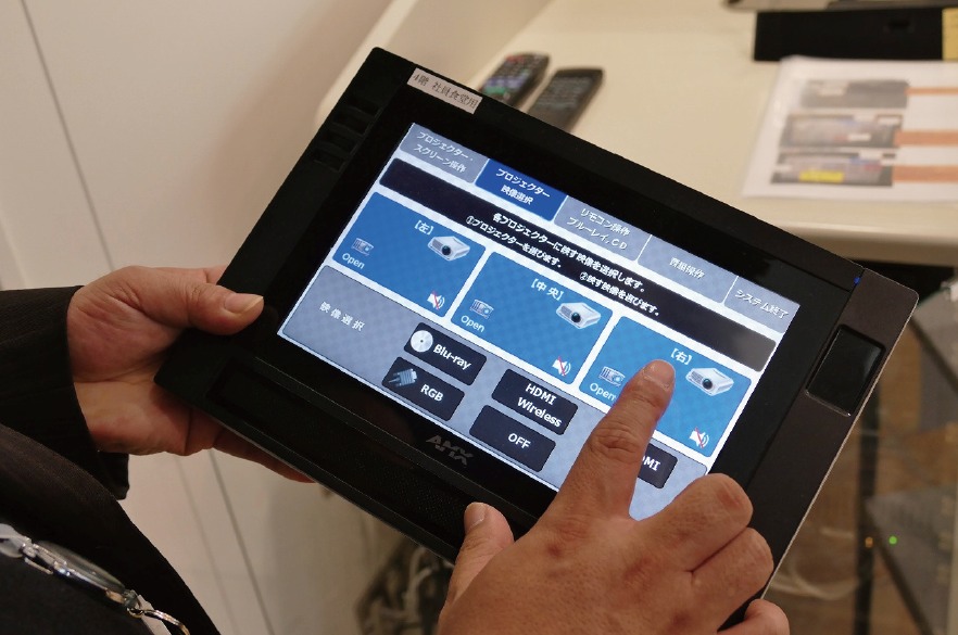 写真:プロジェクタや音響は手元のタブレットで簡単操作