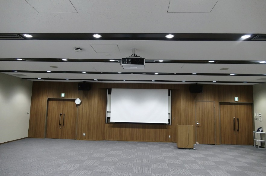 写真:大会議室の映像表示はWUXGA 7,000lmのプロジェクターから130インチの電導昇降スクリーンへ投写しています。