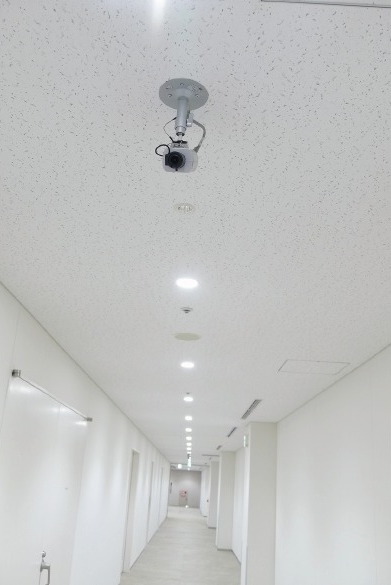写真:廊下に設置された監視カメラ