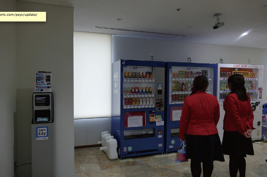 写真:全ての管理を社員カード一枚で実施 左はEdyチャージ機