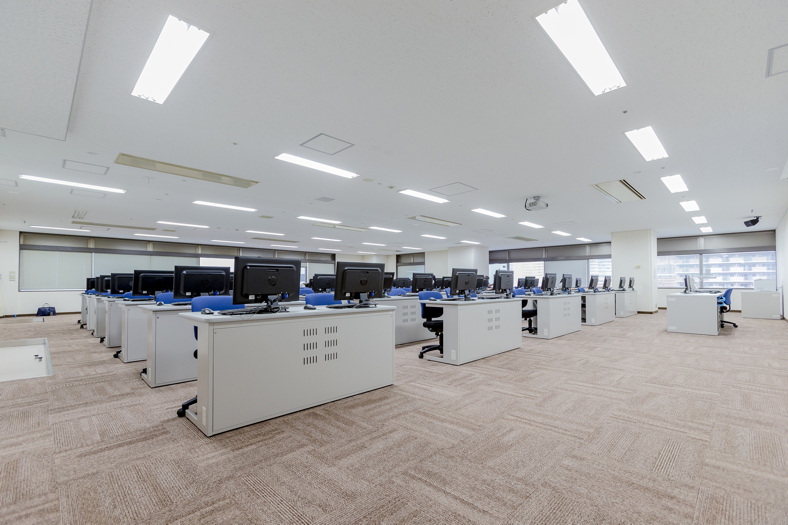 写真:70台の学生用PCが導入された