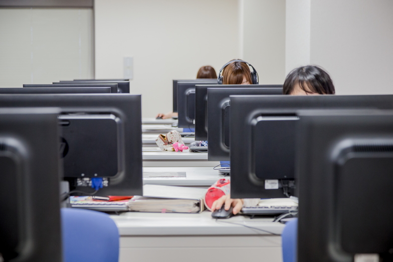 写真:新しい語学学修のイメージを目指したCALL教室