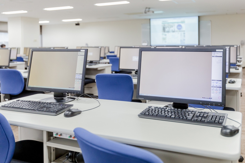 写真:学生用PCは自学習にも活用