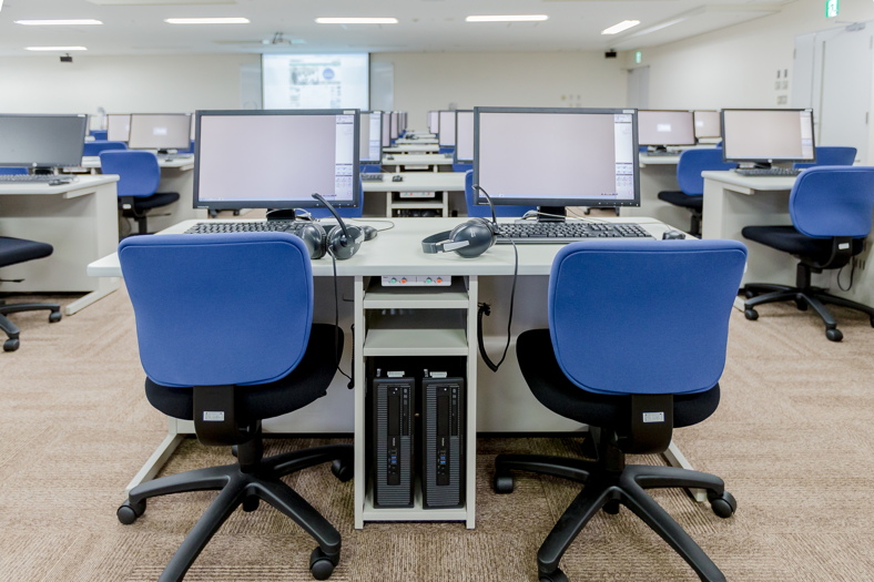 写真:70台用意された学生用PC