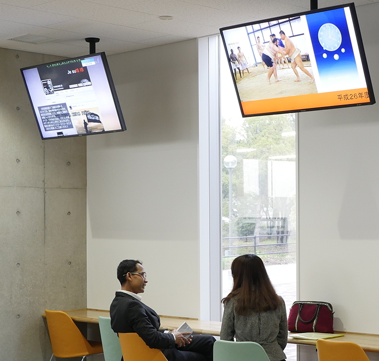 写真：入口を入ると、デジタルサイネージに学内の情報や災害時の情報などが映し出される