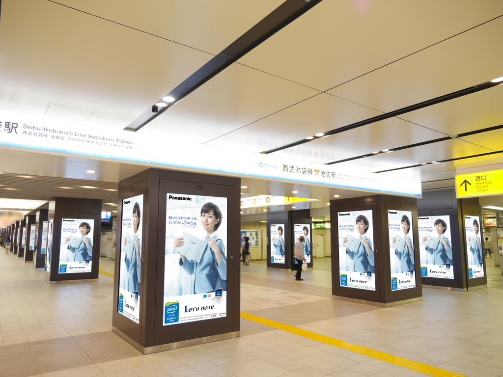 写真:西武池袋駅へ84型4K液晶ディスプレイ24台