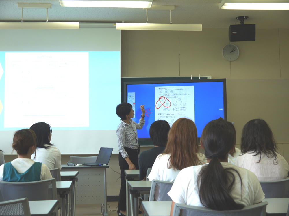 写真:重要な個所は電子黒板に書き込み。