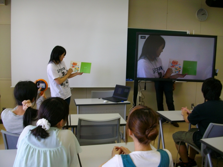 写真:絵本の読み聞かせ練習を動画撮影