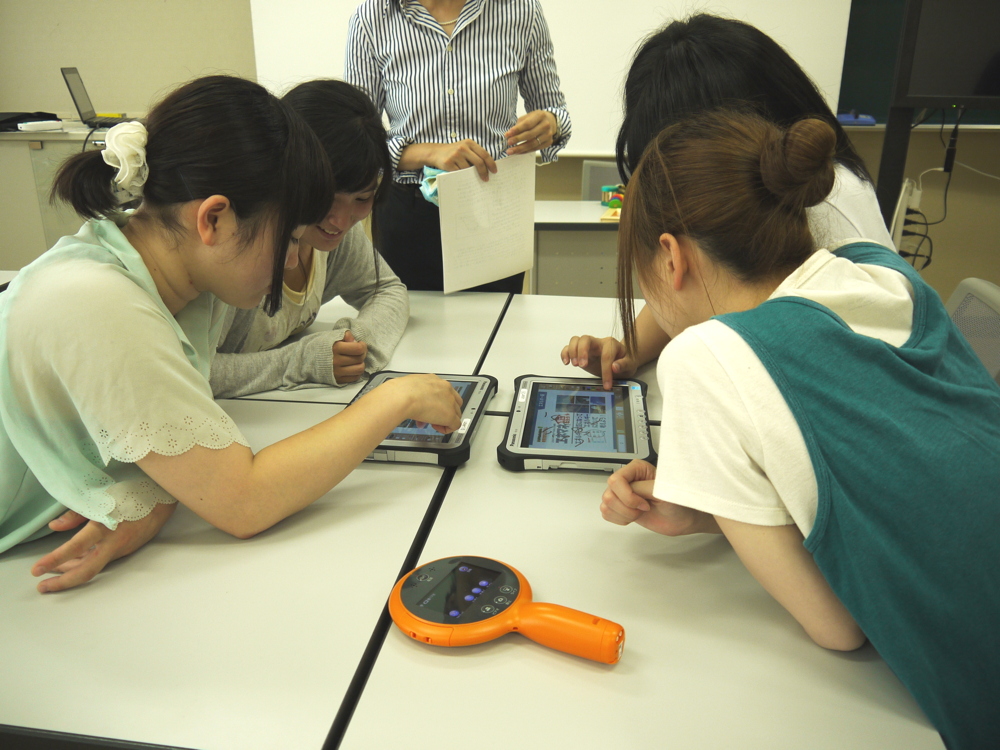 写真:タブレット型PCの教材をグループで確認