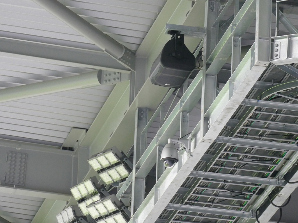 写真:スタンドに設置された屋外ハウジング一体型ネットワークカメラ WV-SW396AJ