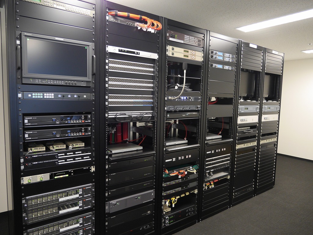 写真:調整室内映像送出機器架