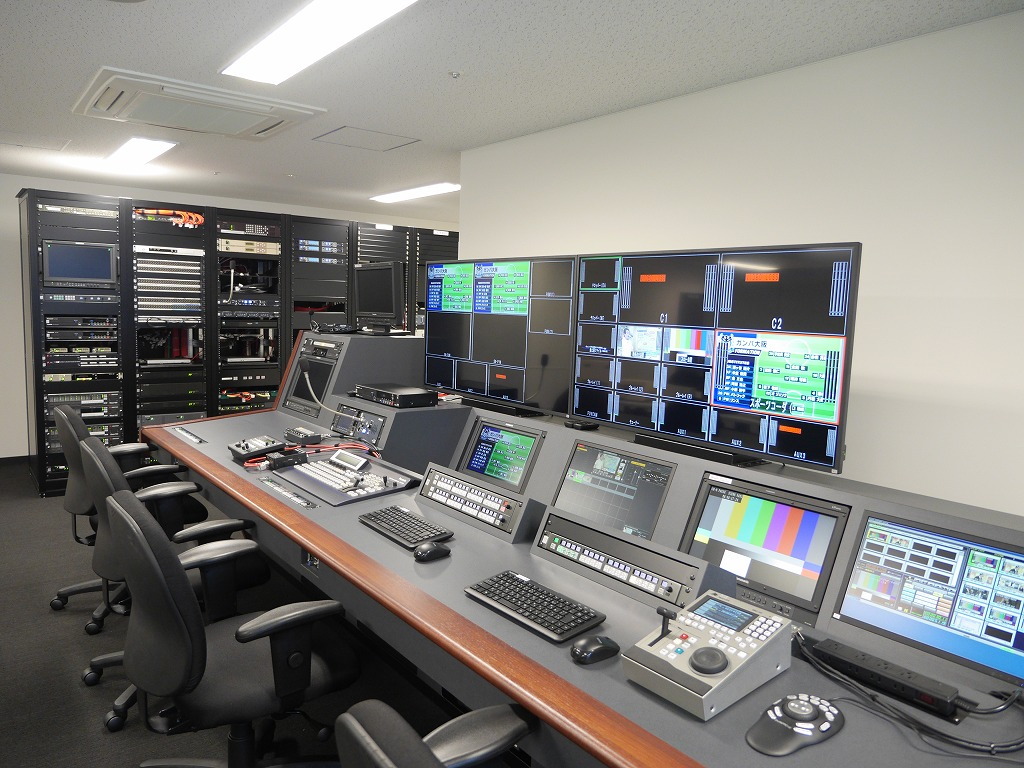 写真:調整室内映像送出機器架