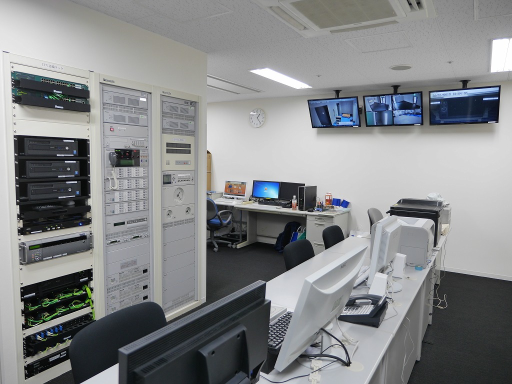 写真:防災センター内、ITV架・非常放送架天吊型モニター