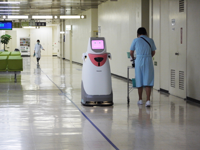 写真:通路を軽快に走行