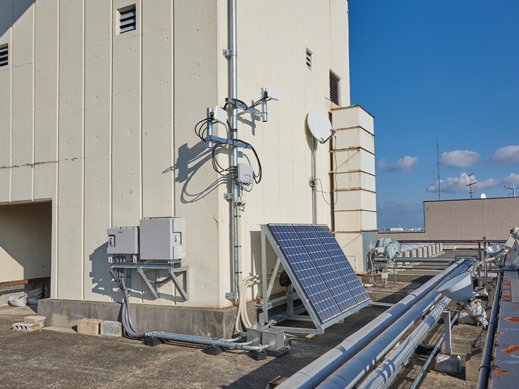 写真:卸町会館に設置された通信装置。停電対策として太陽光発電とリチウムイオン蓄電池を備える