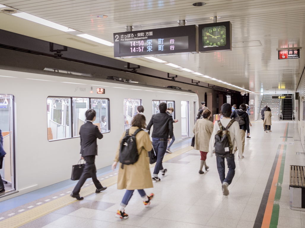 写真:ホーム階に設置された旅客案内表示器