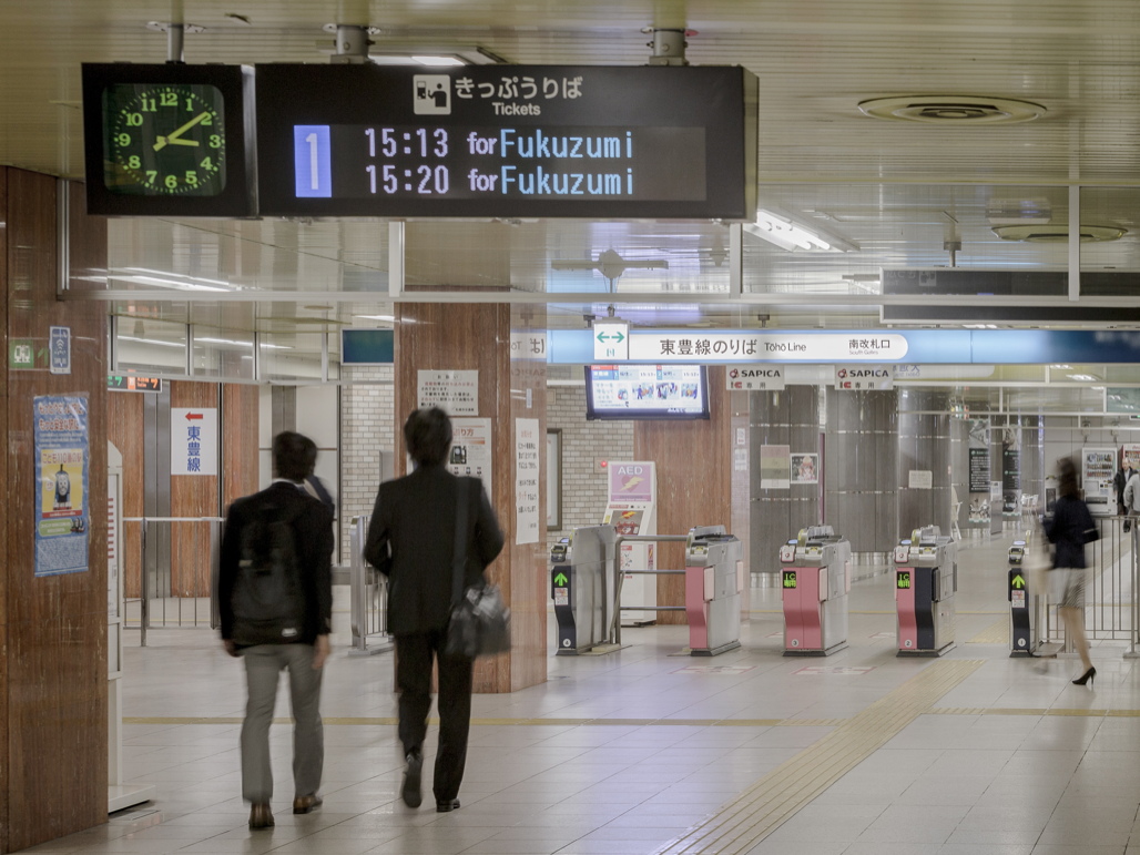 写真:コンコース階に設置された旅客案内表示器