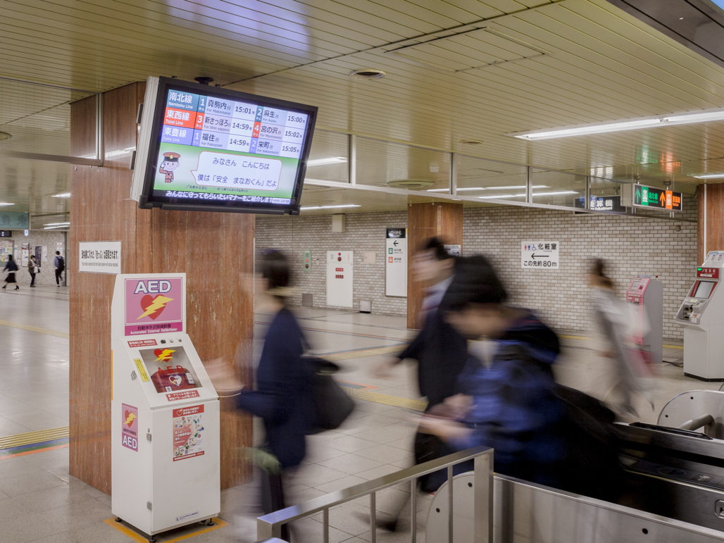 写真:大通駅やさっぽろ駅には、運行情報配信モニターも設置