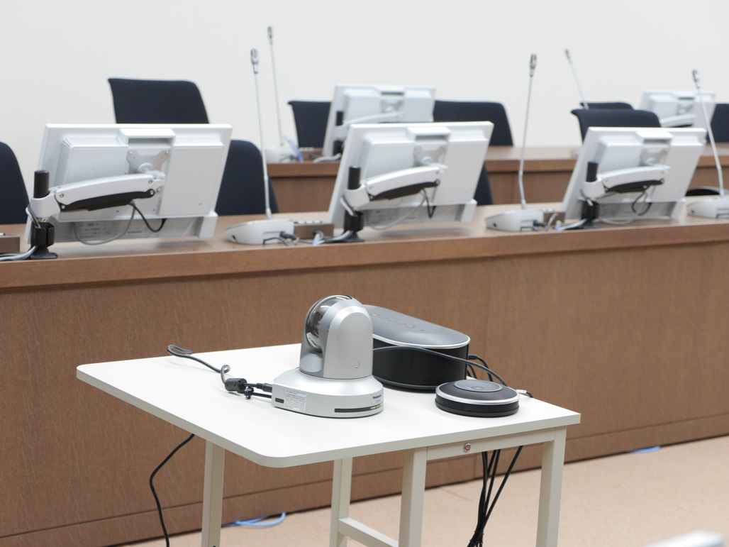 写真:Web会議システム(他社製)とカメラ