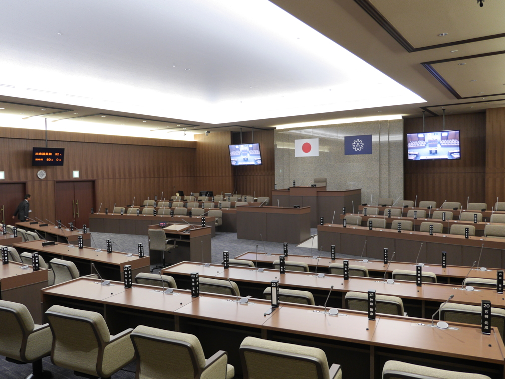 写真:呉市議会が開催される「議場」正面には80v型液晶ディスプレイ