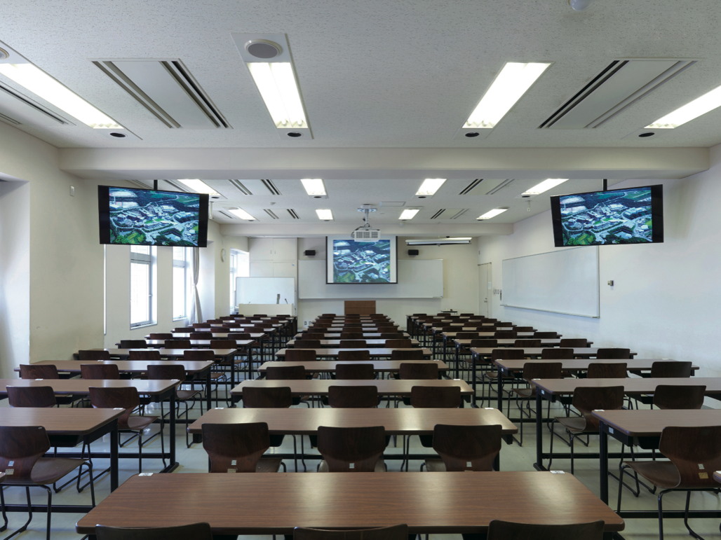 写真:PT-RW630JWの他に、55型TH-55LFE8Jをサブディスプレイとして設置
