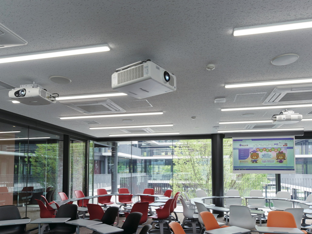 写真:3方向に取り付けられたPT-RW630JW/RW330