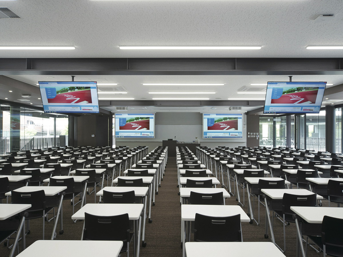 写真:192人収容の大教室にはPT-RW630JWを2台設置。後方にはサブディスプレイも設置し、どの席からでも映像を見やすい環境を実現
