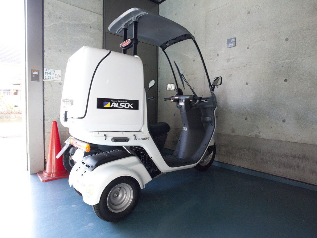 写真:交通状況が見えにくい市街地へ急行するときは、自動二輪車・三輪車を使用することも。TOUGHPADを取りつけて、ナビとして活用