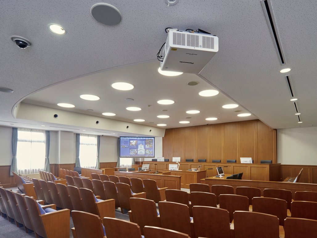 写真:室内の明るさが求められる法廷内でも明るく鮮明な映像を再現