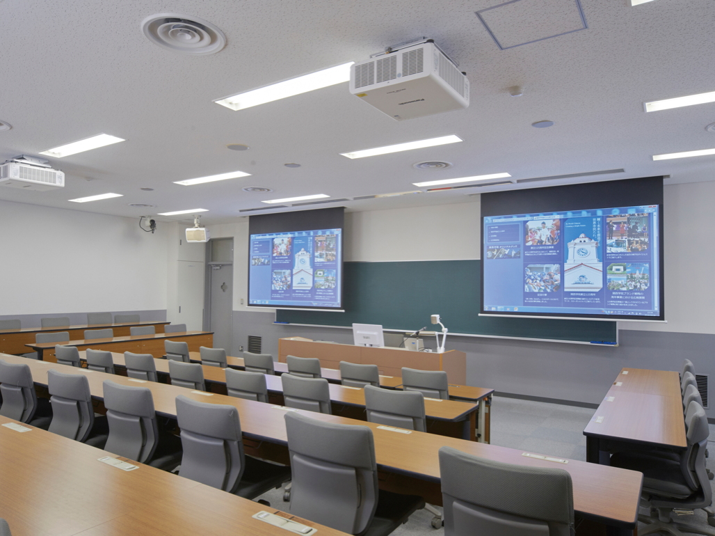 写真:板書との併用もでき、どの角度からでも映像が見やすいマルチスクリーン