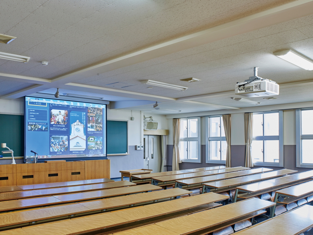 写真:外光が入る教室でも鮮明な画像を投写