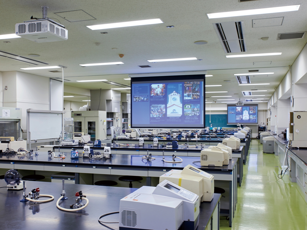 写真:三田キャンパスでは生命科学実験室で、レーザープロジェクターが精密な映像を投写