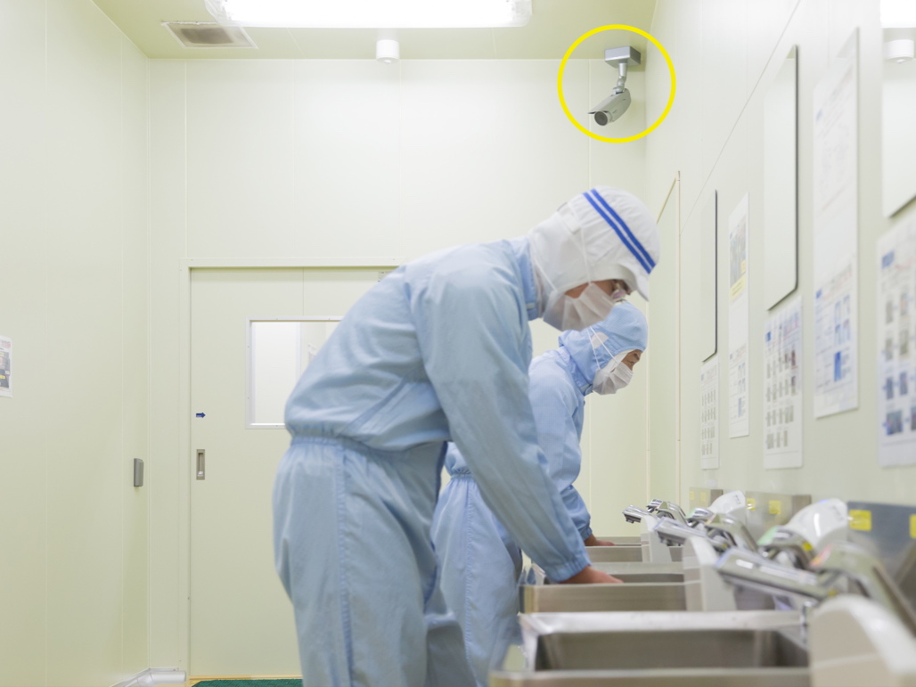写真:工場内に立ち入る際の手洗い、消毒をおこなうサニタリー室