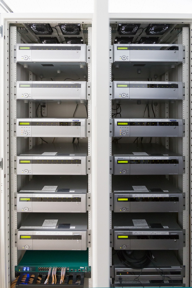 写真:事務所に設置された全12台のネットワークディスクレコーダー。全400TB(テラバイト)の大容量で2年分の全映像記録している
