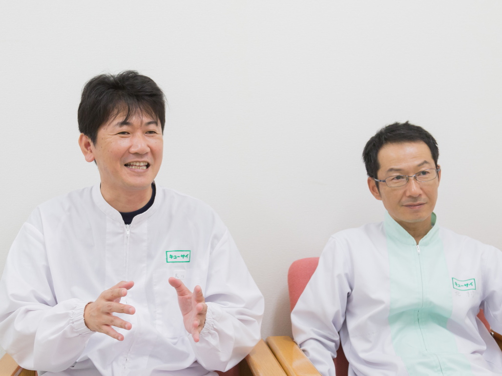 写真:キューサイ株式会社 SCM統括部 生産部 福岡こうのみなと工場 工場長 北村 洋様(右) 業務・生産管理課 課長 荒川浩二様(左)
