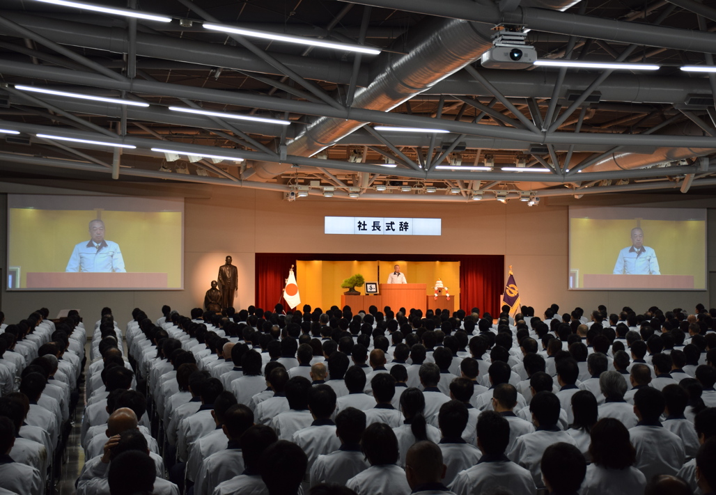 写真:HDコムを利用し本社本社からの配信風景