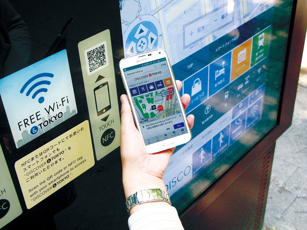 写真:QRコードの読み込み、またはNFC通信により、ディスプレイに表示されているコンテンツのURLをスマートフォンに転送。目的地までの道順など、表示した内容を手もとで見ることができる(設置場所:新宿)