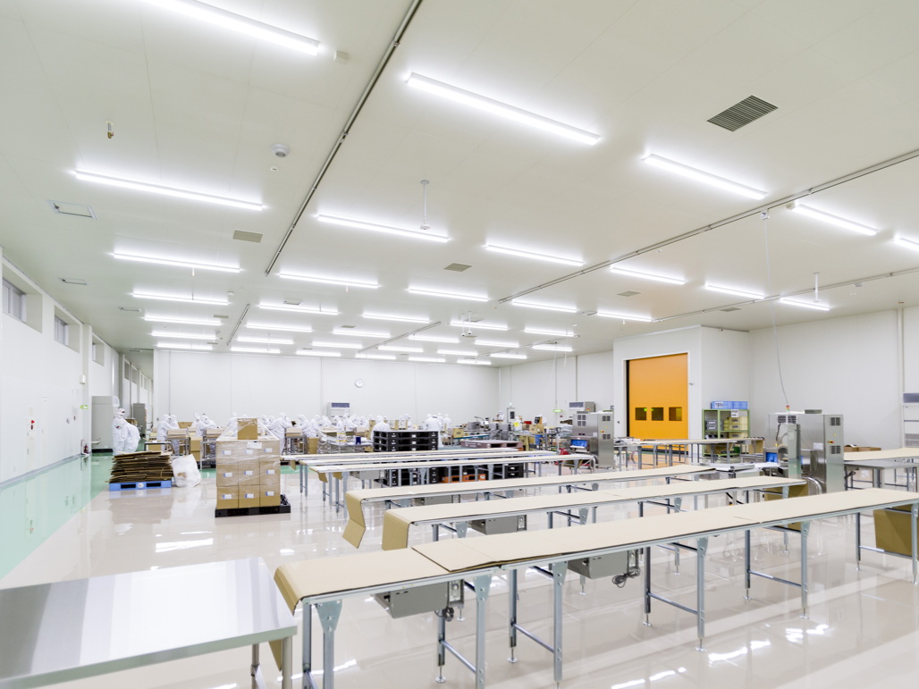 写真:明るく清潔な沼田工場の充填作業ライン