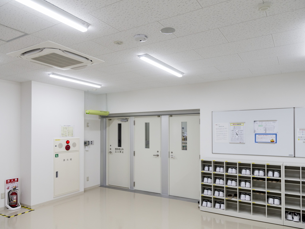 写真:工場内に入場する際の手洗い、消毒をおこなう前室
